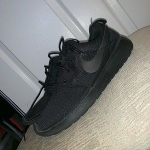 NIKE - black roshes